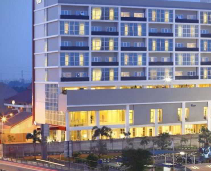 Hotel Santika Cikarang Exterior foto