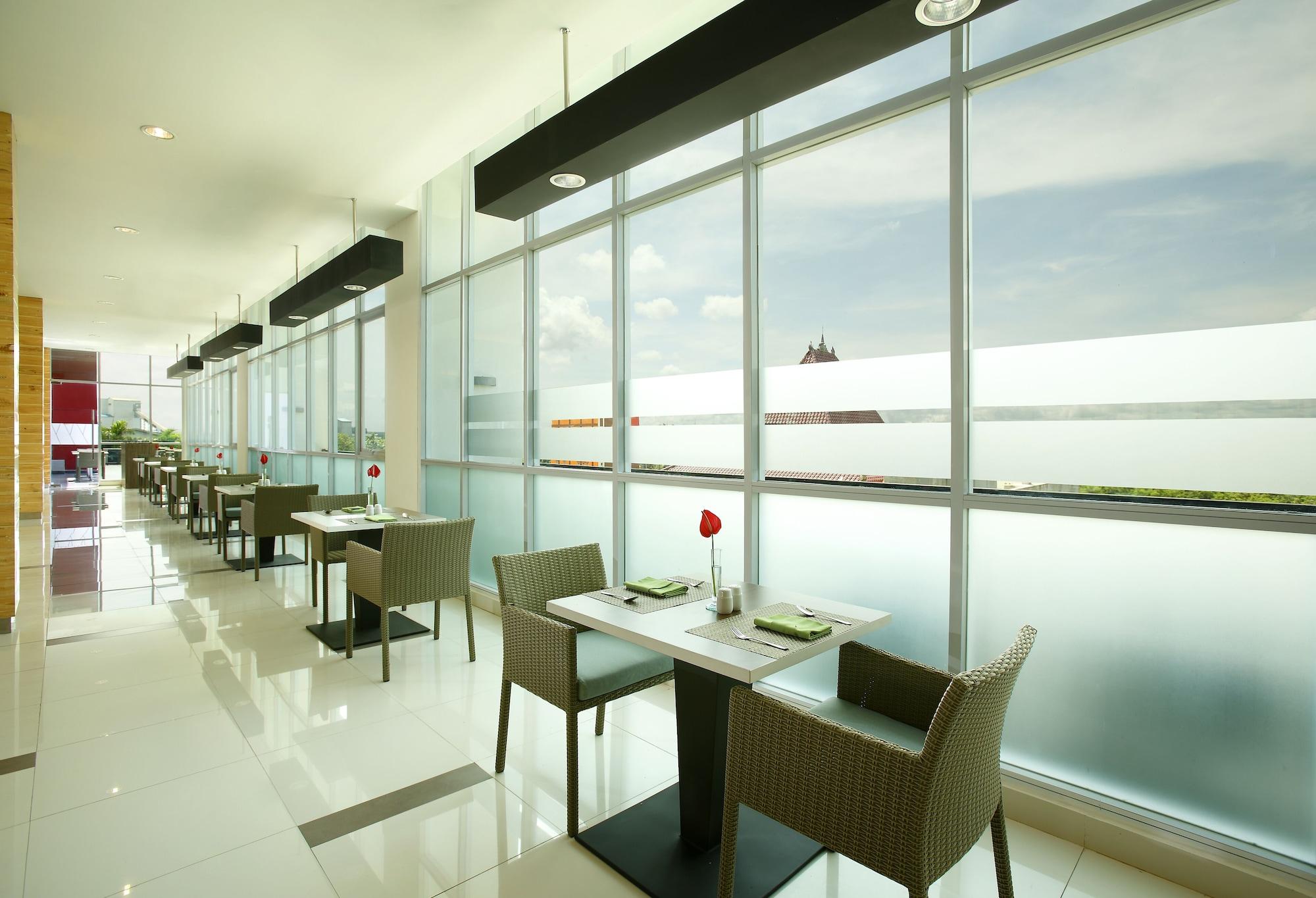 Hotel Santika Cikarang Exterior foto